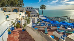 Turystyczna malownicza wioska Sidi Bou Powiedział Sławna kawiarnia z pięknym widokiem Tunezja zdjęcie stock Turystyczna malownicza wioska Sidi Bou Powiedział Sławna kawiarnia z pięknym widokiem Tunezja zdjęcie stock