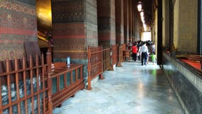 Turystyczny odprowadzenie w Wacie Pho przy Bangkok, Tajlandia zbiory wideo Turystyczny odprowadzenie w Wacie Pho przy Bangkok, Tajlandia zbiory wideo