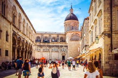 Turyści chodzą wzdłuż brukować kamiennych ulic stary miasto Dubrovnik na ciepłym słonecznym dniu, Dubrovnik, Chorwacja zdjęcia stock Turyści chodzą wzdłuż brukować kamiennych ulic stary miasto Dubrovnik na ciepłym słonecznym dniu, Dubrovnik, Chorwacja zdjęcia stock