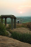Turyści cieszą się zmierzch w Hampi i fotografują obraz royalty free Turyści cieszą się zmierzch w Hampi i fotografują obraz royalty free