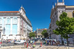 Turyści i miejscowi cieszy się zadziwiającego niebieskie niebo dzień w wiosna czasie, tradycyjni budynki w Lisbon, Portugalia, Ma fotografia stock Turyści i miejscowi cieszy się zadziwiającego niebieskie niebo dzień w wiosna czasie, tradycyjni budynki w Lisbon, Portugalia, Ma fotografia stock