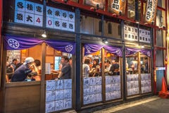 Turyści i miejscowi ma gościa restauracji w tradycyjnej restauraci w Osaka, Japonia Osaka, Japonia, Sep - 20th 2018 - fotografia royalty free Turyści i miejscowi ma gościa restauracji w tradycyjnej restauraci w Osaka, Japonia Osaka, Japonia, Sep - 20th 2018 - fotografia royalty free