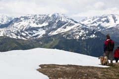 Turyści przy górą Schareck, Carinthia, Austria zdjęcie stock Turyści przy górą Schareck, Carinthia, Austria zdjęcie stock