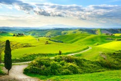 Tuscany lantligt solnedgånglandskap royaltyfria bilder Tuscany lantligt solnedgånglandskap royaltyfria bilder