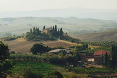 Tuscany wsi panorama, toczni wzgórza i zieleni pola, dalej zdjęcia royalty free Tuscany wsi panorama, toczni wzgórza i zieleni pola, dalej zdjęcia royalty free