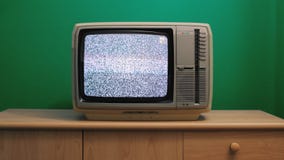 Viejo televisor sin señal almacen de video. Vídeo de conjunto