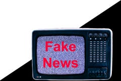 TV på vit- och svartbakgrundsstörning och inskriften fejkar nyheterna royaltyfri fotografi TV på vit- och svartbakgrundsstörning och inskriften fejkar nyheterna royaltyfri fotografi