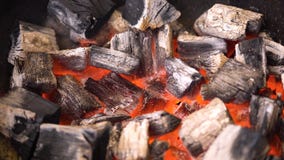TView van hete vlammende houtskoolbriketten die in de bbq grillkuil gloeien Brandende steenkolen voor het koken van barbecuevoeds royalty-vrije stock afbeelding TView van hete vlammende houtskoolbriketten die in de bbq grillkuil gloeien Brandende steenkolen voor het koken van barbecuevoeds royalty-vrije stock afbeelding