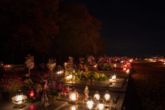 TVRDOMESTICE, ESLOVÁQUIA - 2 11 2015: Velas votivas da lanterna que queima-se em sepulturas no cemitério na noite Tudo Hallows a Imagem de Stock TVRDOMESTICE, ESLOVÁQUIA - 2 11 2015: Velas votivas da lanterna que queima-se em sepulturas no cemitério na noite Tudo Hallows a Imagem de Stock