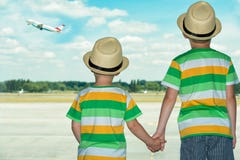 Två bröder på flygplatsen som håller ögonen på nivån ta av royaltyfri foto Två bröder på flygplatsen som håller ögonen på nivån ta av royaltyfri foto
