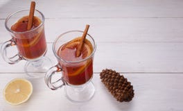 Två exponeringsglas av den glödheta drinken mulled wine royaltyfria bilder Två exponeringsglas av den glödheta drinken mulled wine royaltyfria bilder