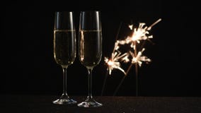 Två exponeringsglas med champagne och mousserar Två exponeringsglas med champagne och mousserar