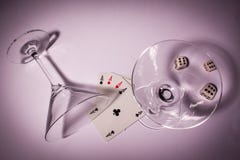 Två exponeringsglas med poker och tre tärnar arkivfoto Två exponeringsglas med poker och tre tärnar arkivfoto