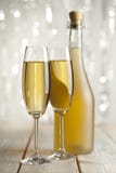 Två exponeringsglas och flaska av champagne royaltyfria bilder Två exponeringsglas och flaska av champagne royaltyfria bilder
