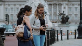Två flickor läste en lopphandbok i centret av London arkivfilmer Två flickor läste en lopphandbok i centret av London arkivfilmer