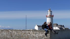 Två flickor reser till västkusten av Irland arkivfilmer Två flickor reser till västkusten av Irland arkivfilmer