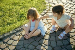Två flickor som spelar på solig sommardag utomhus royaltyfri fotografi Två flickor som spelar på solig sommardag utomhus royaltyfri fotografi