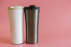 två isolerade koppar på en rosa bakgrund arkivbild två isolerade koppar på en rosa bakgrund arkivbild