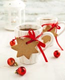 Två koppar av den varma te och pepparkakan royaltyfri foto Två koppar av den varma te och pepparkakan royaltyfri foto