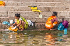 Två kvinnor som tvättar kläder i floden Ganges royaltyfri bild Två kvinnor som tvättar kläder i floden Ganges royaltyfri bild