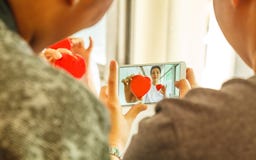 Två le röda hjärtor som rymms, genom att le kvinnliga händer för sjuksköterska` s arkivfoto Två le röda hjärtor som rymms, genom att le kvinnliga händer för sjuksköterska` s arkivfoto