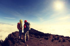 Två lyckade fotvandrare tycker om det härliga landskapet på mountian soluppgång Royaltyfri Foto Två lyckade fotvandrare tycker om det härliga landskapet på mountian soluppgång Royaltyfri Foto
