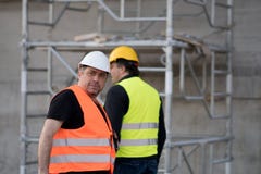 Två manliga väg-och vattenbyggnadsingenjör på arbete arkivfoto Två manliga väg-och vattenbyggnadsingenjör på arbete arkivfoto