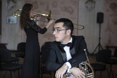 Två musiker som spelar på blåsinstrument royaltyfri fotografi Två musiker som spelar på blåsinstrument royaltyfri fotografi