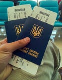 Två pass av Ukraina och biljetter till flygplanet arkivbild Två pass av Ukraina och biljetter till flygplanet arkivbild