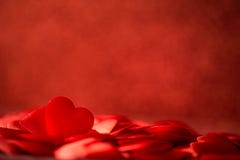 Två röda satänghjärtor på röd bakgrunds-, valentin- eller moderdagbakgrund, fira för förälskelse arkivbild Två röda satänghjärtor på röd bakgrunds-, valentin- eller moderdagbakgrund, fira för förälskelse arkivbild