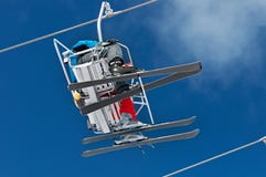 Två skidåkare lyfter till den Ski Resort höjdpunkten i vintersnöbergen på stolkabelbilen arkivbild Två skidåkare lyfter till den Ski Resort höjdpunkten i vintersnöbergen på stolkabelbilen arkivbild
