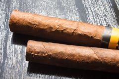 Två stora cigarrer royaltyfri fotografi Två stora cigarrer royaltyfri fotografi