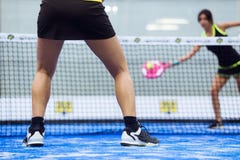Två unga kvinnor som spelar skoveltennis arkivbild Två unga kvinnor som spelar skoveltennis arkivbild