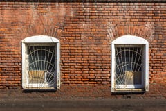 Två Windows i den gamla tegelstenbyggnaden royaltyfria foton Två Windows i den gamla tegelstenbyggnaden royaltyfria foton