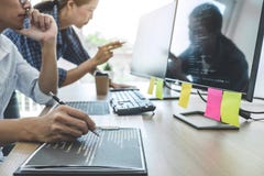 Två yrkesmässiga programmerare som samarbetar på den framkallande programmera och websiten som arbetar i en programvara, framkall fotografering för bildbyråer Två yrkesmässiga programmerare som samarbetar på den framkallande programmera och websiten som arbetar i en programvara, framkall fotografering för bildbyråer