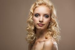 Twarz pięknej młodej kobiety kędzierzawy blondyn zdjęcie stock Twarz pięknej młodej kobiety kędzierzawy blondyn zdjęcie stock