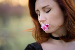 Twarz portret zamkni?ty w g?r? Kaukaskiego - Szcz??liwa potomstwo podr??y tancerza kobieta cieszy si? czas wolnego w Sakura czere fotografia stock Twarz portret zamkni?ty w g?r? Kaukaskiego - Szcz??liwa potomstwo podr??y tancerza kobieta cieszy si? czas wolnego w Sakura czere fotografia stock