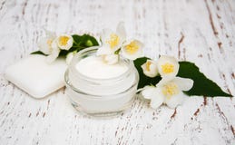 Twarzy i ciała śmietanki moisturizers z jaśminem kwitną na białym w obrazy stock Twarzy i ciała śmietanki moisturizers z jaśminem kwitną na białym w obrazy stock