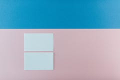 Twee adreskaartjes op multicolored achtergrond royalty-vrije stock afbeeldingen Twee adreskaartjes op multicolored achtergrond royalty-vrije stock afbeeldingen