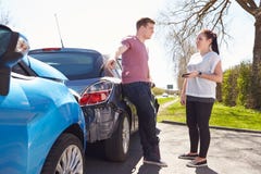 Twee Bestuurders die na Verkeersongeval debatteren stock foto Twee Bestuurders die na Verkeersongeval debatteren stock foto