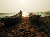 Twee boten op overzeese kust van Arabische overzees tijdens zonsondergang bij de kust van Kerala royalty-vrije stock fotografie Twee boten op overzeese kust van Arabische overzees tijdens zonsondergang bij de kust van Kerala royalty-vrije stock fotografie