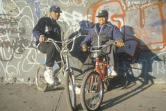 Twee centrum Afrikaans-Amerikaanse tieners op fietsen, NY Stad royalty-vrije stock afbeeldingen Twee centrum Afrikaans-Amerikaanse tieners op fietsen, NY Stad royalty-vrije stock afbeeldingen