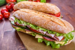 Twee Ciabatta-Sandwiches met ham en sla royalty-vrije stock foto's Twee Ciabatta-Sandwiches met ham en sla royalty-vrije stock foto's