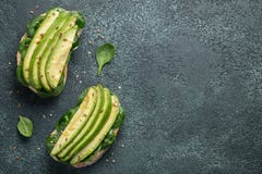 Twee ciabattatoost met gesneden avocadoolijfolie, spinazie en vlas en sesamzaden Gezond vegetarisch Ontbijt op a royalty-vrije stock foto's Twee ciabattatoost met gesneden avocadoolijfolie, spinazie en vlas en sesamzaden Gezond vegetarisch Ontbijt op a royalty-vrije stock foto's