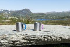 Twee coffee cups on the rocks stock image Twee coffee cups on the rocks stock image