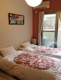 Twee comfortabele bedden met zacht beddegoed in een gehuurde ruimte in Kyoto, Japan stock afbeelding Twee comfortabele bedden met zacht beddegoed in een gehuurde ruimte in Kyoto, Japan stock afbeelding