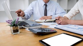 Twee commerci?le teammanager die bespreken met de nieuwe financi?le statistieken van het projectsucces hebben, Partner die profes royalty-vrije stock afbeelding Twee commerci?le teammanager die bespreken met de nieuwe financi?le statistieken van het projectsucces hebben, Partner die profes royalty-vrije stock afbeelding