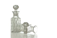 Twee decoratieve glaskaraf en stop royalty-vrije stock afbeelding Twee decoratieve glaskaraf en stop royalty-vrije stock afbeelding