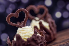 Twee die chocoladedesserts met witte room op houten lijst, dessert met chocoladeharten voor valentijnskaarten of huwelijksdag wor Stock Foto Twee die chocoladedesserts met witte room op houten lijst, dessert met chocoladeharten voor valentijnskaarten of huwelijksdag wor Stock Foto
