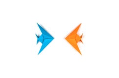 Twee die origamivissen op witte achtergrond worden geïsoleerd stock afbeeldingen Twee die origamivissen op witte achtergrond worden geïsoleerd stock afbeeldingen